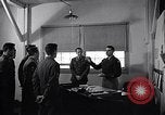 Image soldats sont informés United States USA, 1950, de la seconde 33 séquences d'archives historiques vidéo 65675034412