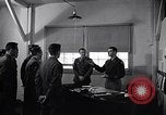 Image soldats sont informés United States USA, 1950, de la seconde 37 séquences d'archives historiques vidéo 65675034412