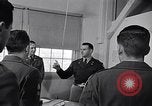 Image soldats sont informés United States USA, 1950, de la seconde 42 séquences d'archives historiques vidéo 65675034412