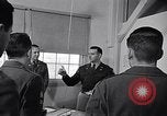 Image soldats sont informés United States USA, 1950, de la seconde 43 séquences d'archives historiques vidéo 65675034412