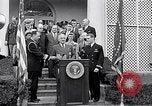 Immagine di Thomas Hudner Medal of Honor Washington DC White House USA, 1951, secondo 10 filmato di repertorio 65675034415
