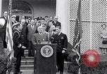 Immagine di Thomas Hudner Medal of Honor Washington DC White House USA, 1951, secondo 14 filmato di repertorio 65675034415