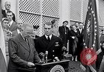 Immagine di Thomas Hudner Medal of Honor Washington DC White House USA, 1951, secondo 15 filmato di repertorio 65675034415