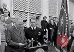 Immagine di Thomas Hudner Medal of Honor Washington DC White House USA, 1951, secondo 20 filmato di repertorio 65675034415