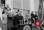 Immagine di Thomas Hudner Medal of Honor Washington DC White House USA, 1951, secondo 26 filmato di repertorio 65675034415