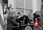 Immagine di Thomas Hudner Medal of Honor Washington DC White House USA, 1951, secondo 32 filmato di repertorio 65675034415