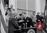 Immagine di Thomas Hudner Medal of Honor Washington DC White House USA, 1951, secondo 33 filmato di repertorio 65675034415