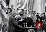 Immagine di Thomas Hudner Medal of Honor Washington DC White House USA, 1951, secondo 35 filmato di repertorio 65675034415