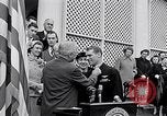 Immagine di Thomas Hudner Medal of Honor Washington DC White House USA, 1951, secondo 38 filmato di repertorio 65675034415