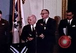 Immagine di Lyndon B Johnson Washington DC White House USA, 1969, secondo 6 filmato di repertorio 65675034428