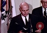 Immagine di Lyndon B Johnson Washington DC White House USA, 1969, secondo 35 filmato di repertorio 65675034428
