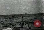 Standbild italienische U-Boot Angriffe amerikanischer Frachter Zweiten Weltkrieg Mittelmeer, 1943, aus Sekunde 39 historischem Filmmaterial Videoclip 65675034454