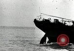 Standbild italienische U-Boot Angriffe amerikanischer Frachter Zweiten Weltkrieg Mittelmeer, 1943, aus Sekunde 48 historischem Filmmaterial Videoclip 65675034454