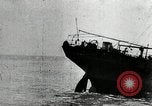 Standbild italienische U-Boot Angriffe amerikanischer Frachter Zweiten Weltkrieg Mittelmeer, 1943, aus Sekunde 49 historischem Filmmaterial Videoclip 65675034454