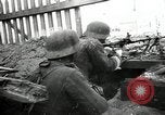 Standbild Deutsche Infanterie Angriff Stalingrad und Leningrad Russland, 1943, aus Sekunde 58 historischem Filmmaterial Videoclip 65675034455