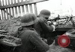 Standbild Deutsche Infanterie Angriff Stalingrad und Leningrad Russland, 1943, aus Sekunde 59 historischem Filmmaterial Videoclip 65675034455