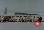 Standbild MX-324 Flying wing aircraft Harper Dry Lake California USA, 1944, aus Sekunde 27 historischem Filmmaterial Videoclip 65675034458