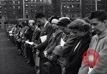 Standbild Menschen während der Andacht New York United States USA, 1948, aus Sekunde 21 historischem Filmmaterial Videoclip 65675034484