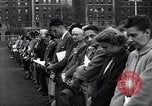 Standbild Menschen während der Andacht New York United States USA, 1948, aus Sekunde 24 historischem Filmmaterial Videoclip 65675034484