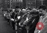 Standbild Menschen während der Andacht New York United States USA, 1948, aus Sekunde 25 historischem Filmmaterial Videoclip 65675034484