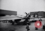 Standbild XB-35 Nurflügler-Flugzeugtest California United States USA, 1946, aus Sekunde 23 historischem Filmmaterial Videoclip 65675034485