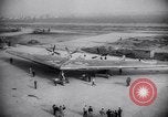 Standbild XB-35 Nurflügler-Flugzeugtest California United States USA, 1946, aus Sekunde 28 historischem Filmmaterial Videoclip 65675034485