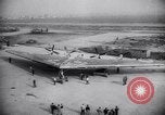 Standbild XB-35 Nurflügler-Flugzeugtest California United States USA, 1946, aus Sekunde 29 historischem Filmmaterial Videoclip 65675034485