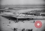 Standbild XB-35 Nurflügler-Flugzeugtest California United States USA, 1946, aus Sekunde 30 historischem Filmmaterial Videoclip 65675034485
