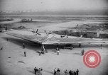 Standbild XB-35 Nurflügler-Flugzeugtest California United States USA, 1946, aus Sekunde 31 historischem Filmmaterial Videoclip 65675034485