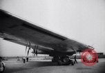 Standbild XB-35 Nurflügler-Flugzeugtest California United States USA, 1946, aus Sekunde 33 historischem Filmmaterial Videoclip 65675034485