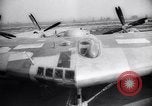 Standbild XB-35 Nurflügler-Flugzeugtest California United States USA, 1946, aus Sekunde 36 historischem Filmmaterial Videoclip 65675034485