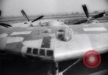 Standbild XB-35 Nurflügler-Flugzeugtest California United States USA, 1946, aus Sekunde 37 historischem Filmmaterial Videoclip 65675034485
