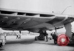 Standbild XB-35 Nurflügler-Flugzeugtest California United States USA, 1946, aus Sekunde 47 historischem Filmmaterial Videoclip 65675034485