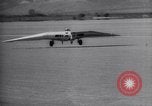 Standbild XB-35 Nurflügler-Flugzeugtest California United States USA, 1946, aus Sekunde 52 historischem Filmmaterial Videoclip 65675034485