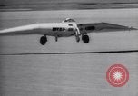 Standbild XB-35 Nurflügler-Flugzeugtest California United States USA, 1946, aus Sekunde 54 historischem Filmmaterial Videoclip 65675034485