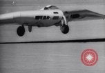 Standbild XB-35 Nurflügler-Flugzeugtest California United States USA, 1946, aus Sekunde 55 historischem Filmmaterial Videoclip 65675034485