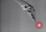 Standbild XB-35 Nurflügler-Flugzeugtest California United States USA, 1946, aus Sekunde 59 historischem Filmmaterial Videoclip 65675034485