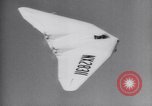 Standbild XB-35 Nurflügler-Flugzeugtest California United States USA, 1946, aus Sekunde 62 historischem Filmmaterial Videoclip 65675034485