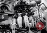 Standbild Santa Claus in New York Parade New York City USA, 1961, aus Sekunde 5 historischem Filmmaterial Videoclip 65675034496