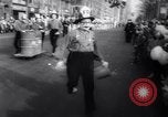 Standbild Santa Claus in New York Parade New York City USA, 1961, aus Sekunde 14 historischem Filmmaterial Videoclip 65675034496