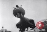 Standbild Santa Claus in New York Parade New York City USA, 1961, aus Sekunde 18 historischem Filmmaterial Videoclip 65675034496