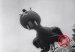 Standbild Santa Claus in New York Parade New York City USA, 1961, aus Sekunde 19 historischem Filmmaterial Videoclip 65675034496