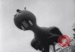 Standbild Santa Claus in New York Parade New York City USA, 1961, aus Sekunde 20 historischem Filmmaterial Videoclip 65675034496
