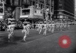 Standbild Santa Claus in New York Parade New York City USA, 1961, aus Sekunde 29 historischem Filmmaterial Videoclip 65675034496
