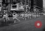 Standbild Santa Claus in New York Parade New York City USA, 1961, aus Sekunde 30 historischem Filmmaterial Videoclip 65675034496