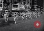 Standbild Santa Claus in New York Parade New York City USA, 1961, aus Sekunde 31 historischem Filmmaterial Videoclip 65675034496
