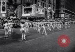 Standbild Santa Claus in New York Parade New York City USA, 1961, aus Sekunde 32 historischem Filmmaterial Videoclip 65675034496