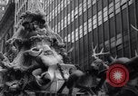 Standbild Santa Claus in New York Parade New York City USA, 1961, aus Sekunde 35 historischem Filmmaterial Videoclip 65675034496