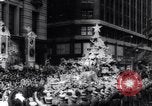 Standbild Santa Claus in New York Parade New York City USA, 1961, aus Sekunde 40 historischem Filmmaterial Videoclip 65675034496