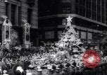 Standbild Santa Claus in New York Parade New York City USA, 1961, aus Sekunde 41 historischem Filmmaterial Videoclip 65675034496
